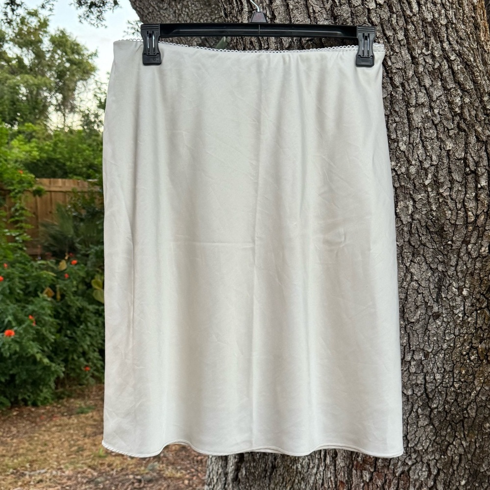XL Abercrombie & Fitch - White satin midi skirt.Silky soft.Fully lined.Size XL